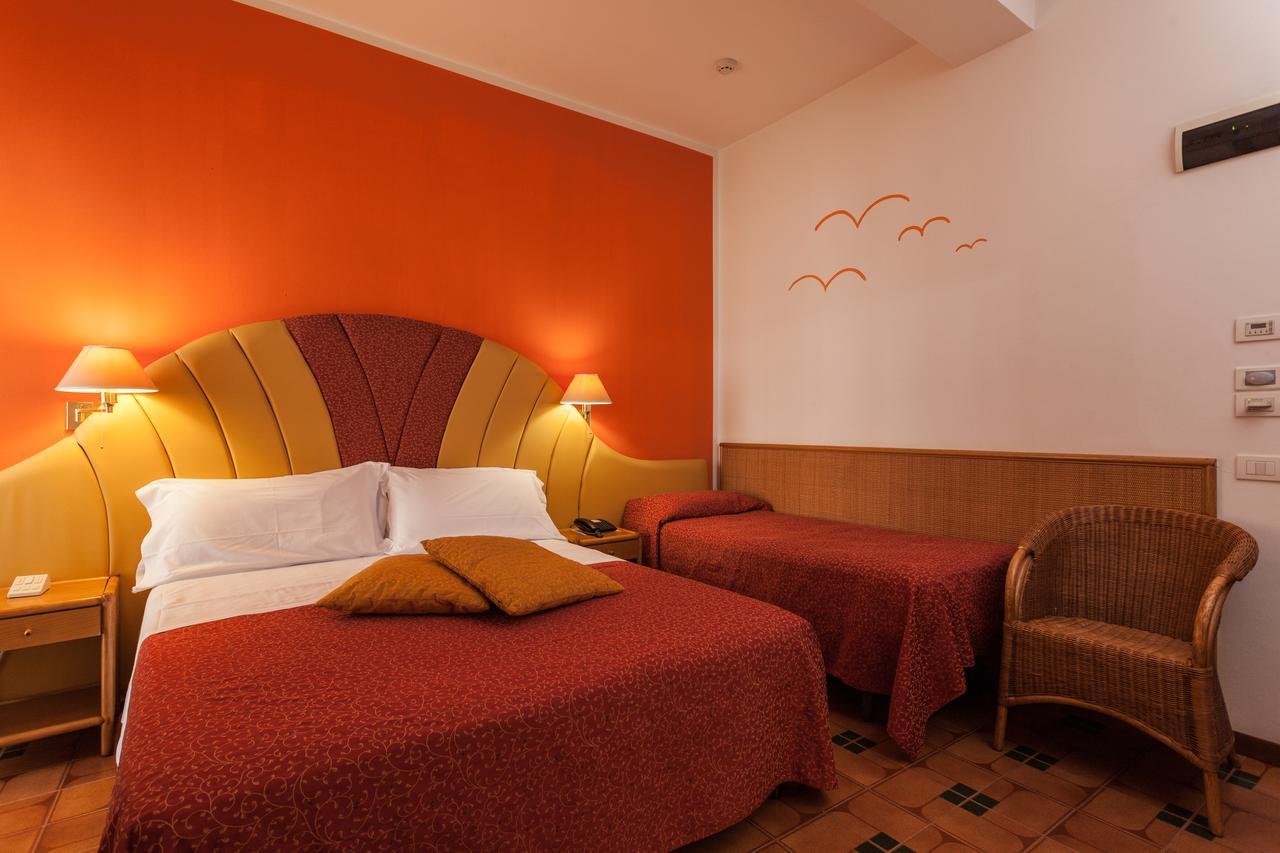 Hotel Resort Marinella Gabicce Mare Bagian luar foto